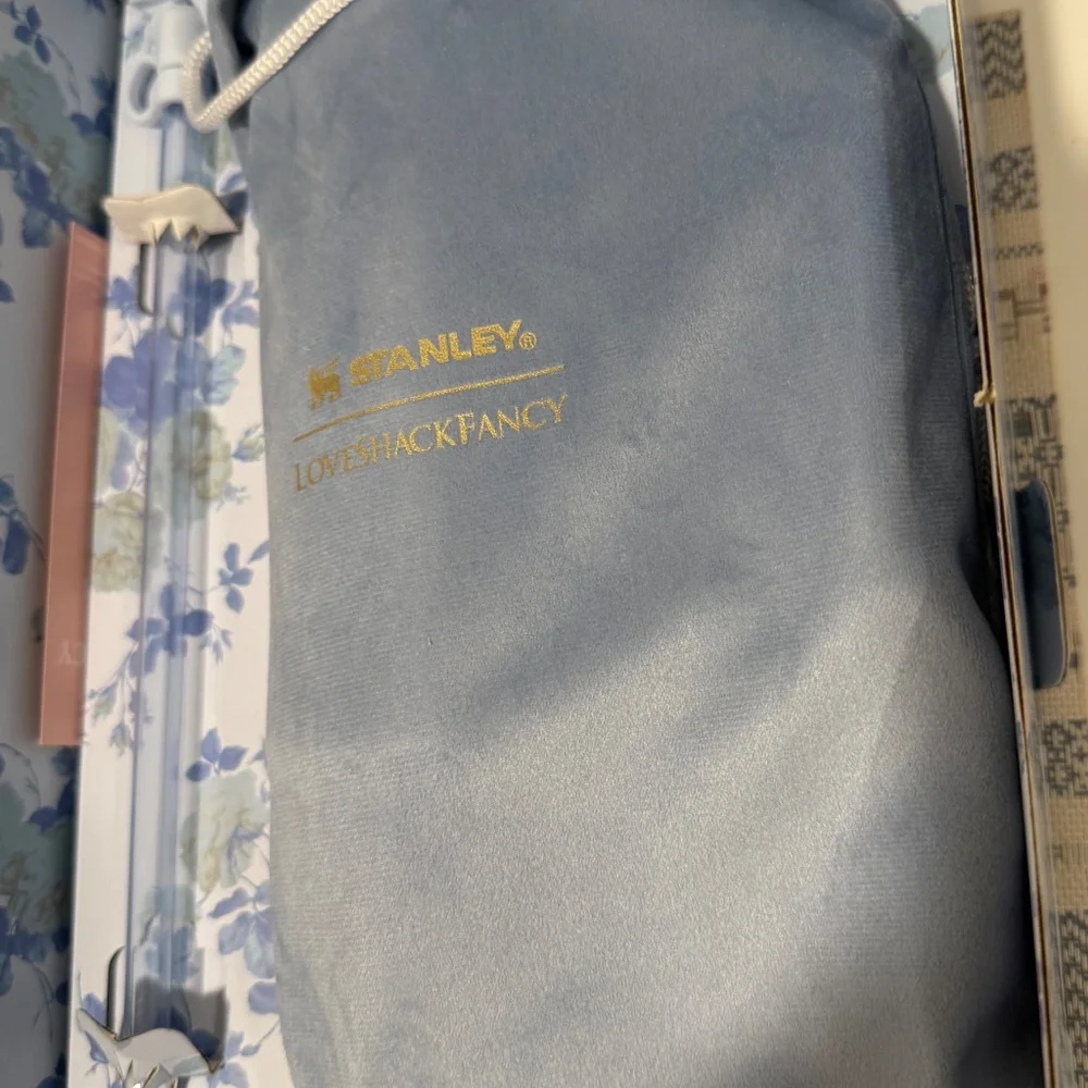 Stanley x LoveShackFancy Everblooming Rosettes  40 OZ Quencher Blue Tumbler - Picture 2 of 8